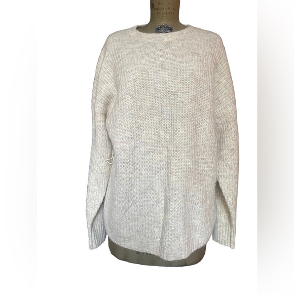Aritzia Babaton - extremely soft Wool Sweater with Matching Belt - like new - Picture 9 of 12